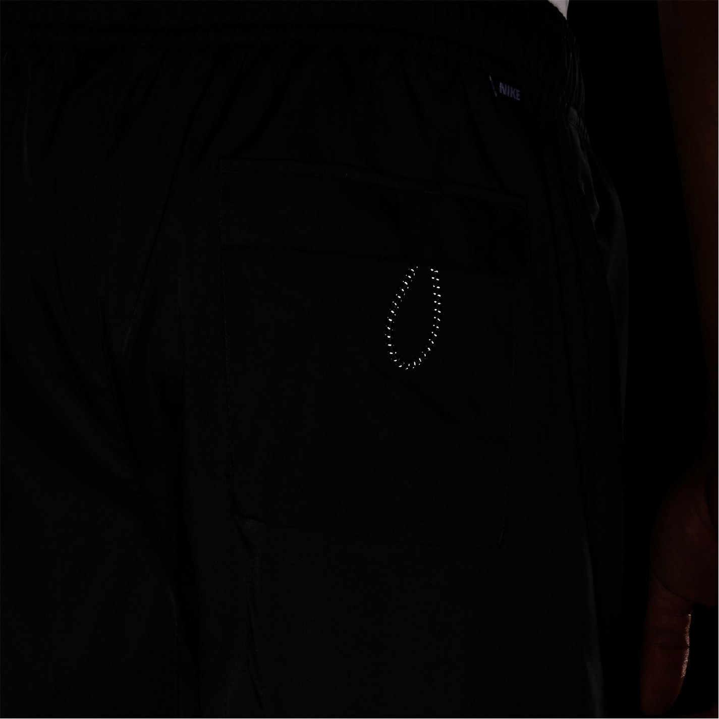 Pantaloni scurti Nike Sportswear Sport Essentials Woven cu captuseala Flow pentru Barbati negru alb